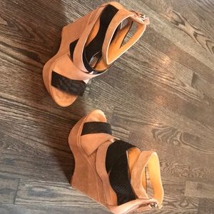 NWOT L.A.M.B. Dove Wedge 9.5